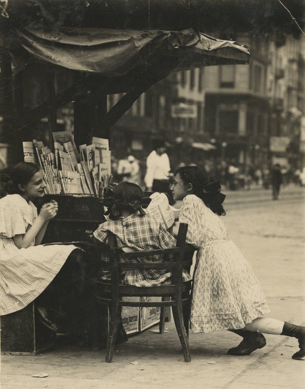 Tři mladé dívky pracující u novinového stánku na Canal Street v New Yorku od Lewis Wickes Hine