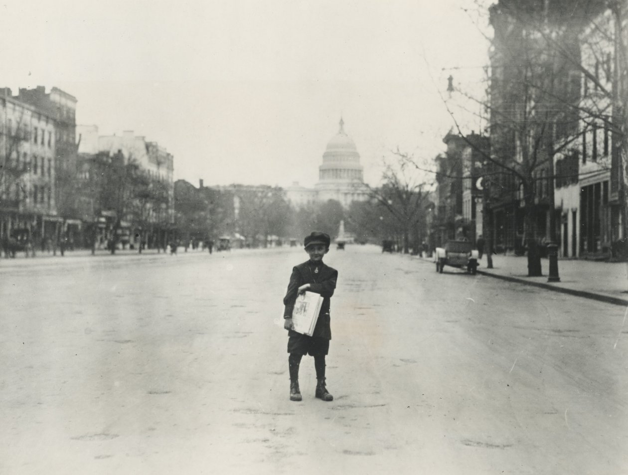 Název z popisku na předmětu: „Přečtěte si o tom vše!“ od Lewis Wickes Hine