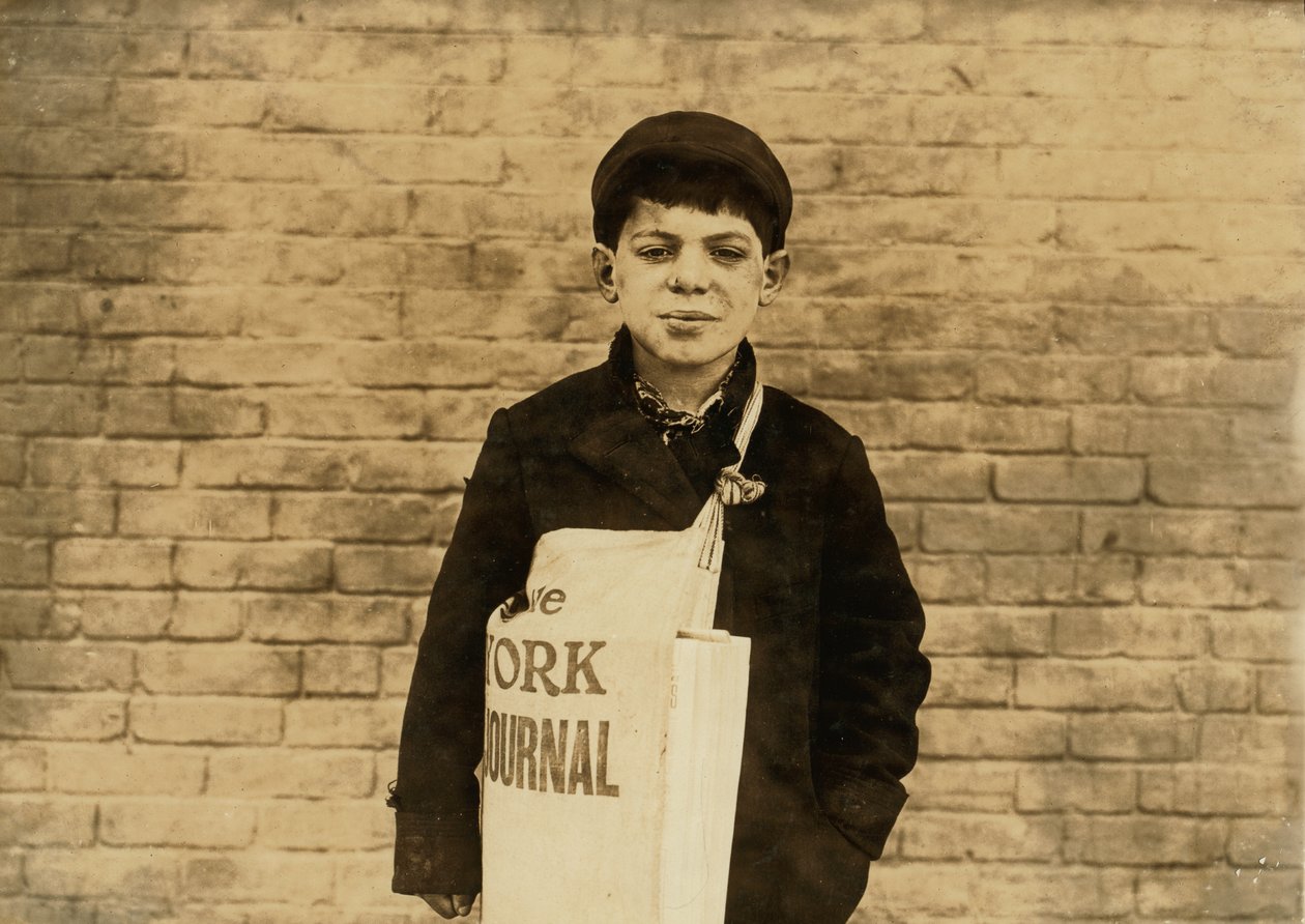 Tony Casale známý jako "Bologna", 11 let, 4 roky prodával noviny, pokousán otcem, protože neprodával dost, Hartford, Connecticut, 1909 od Lewis Wickes Hine