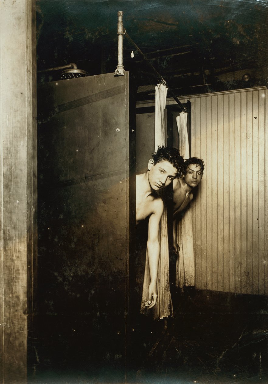 Two Boys Showing at Postal Telegraph Company, Broadway, New York City, New York, USA, c.1910 (sépiová fotografie) od Lewis Wickes Hine