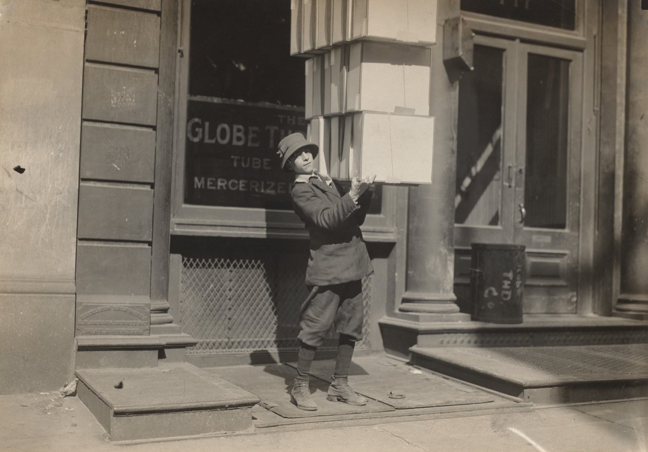 Povozník nebo ocasník pomáhající nakládat vůz, c. 1914. od Lewis Wickes Hine