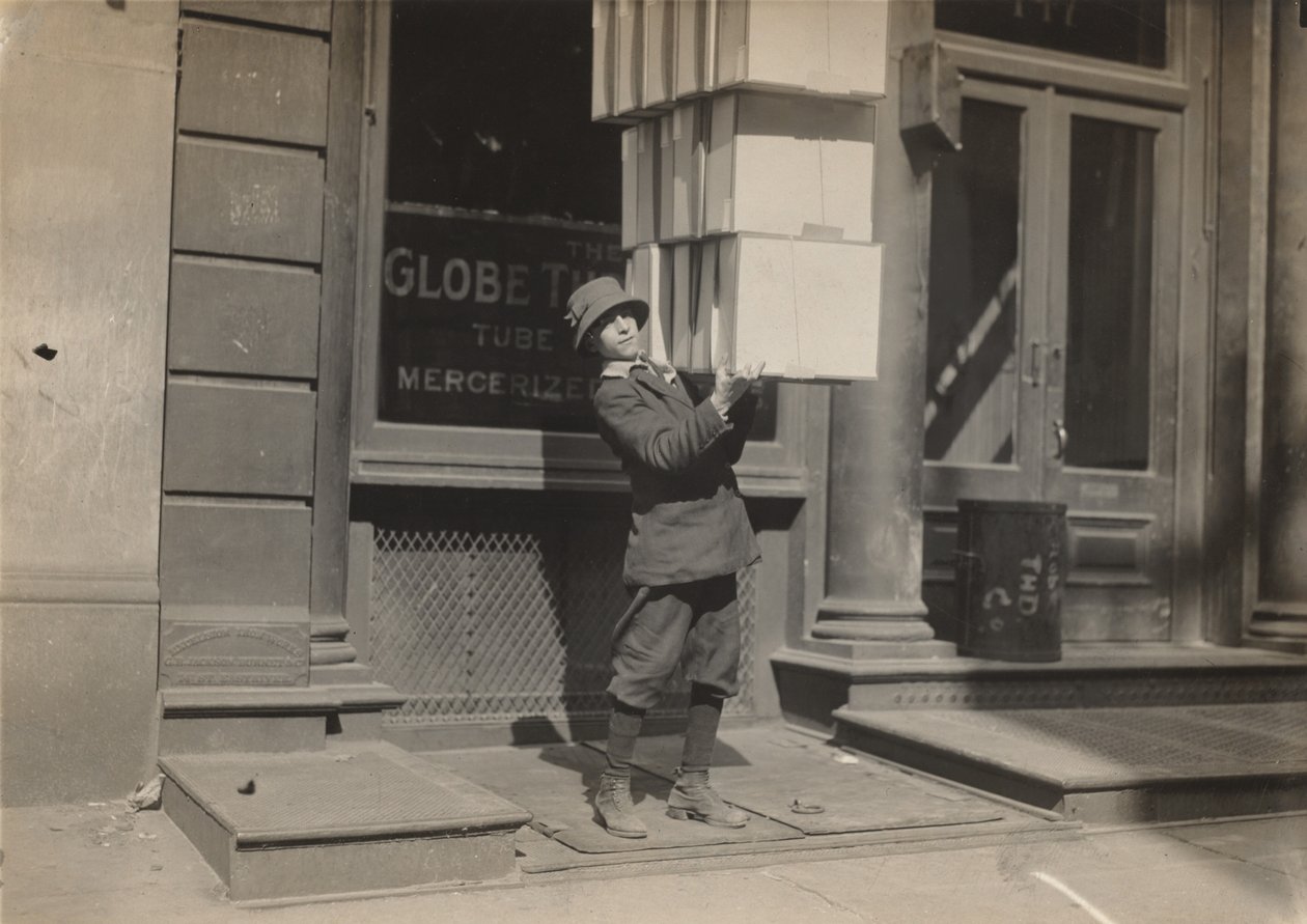 Chlapec od vozu nebo "chlapec od koně", který pomáhá nakládat vůz,c. 1914 (foto) od Lewis Wickes Hine
