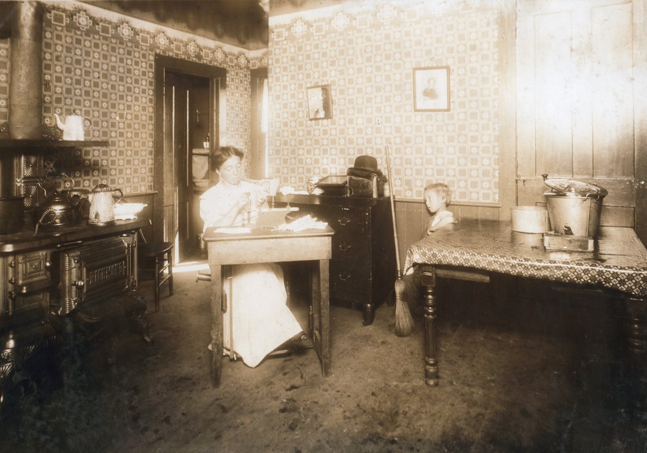 Žena vkládání štětin do zubních kartáčků ve své kuchyni, c.1912 od Lewis Wickes Hine