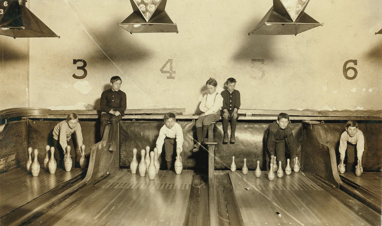 Young Boys Nastavení kuželek v Arcade Bowling Alley Pozdě v noci, Trenton, New Jersey, USA, kolem roku 1909 od Lewis Wickes Hine