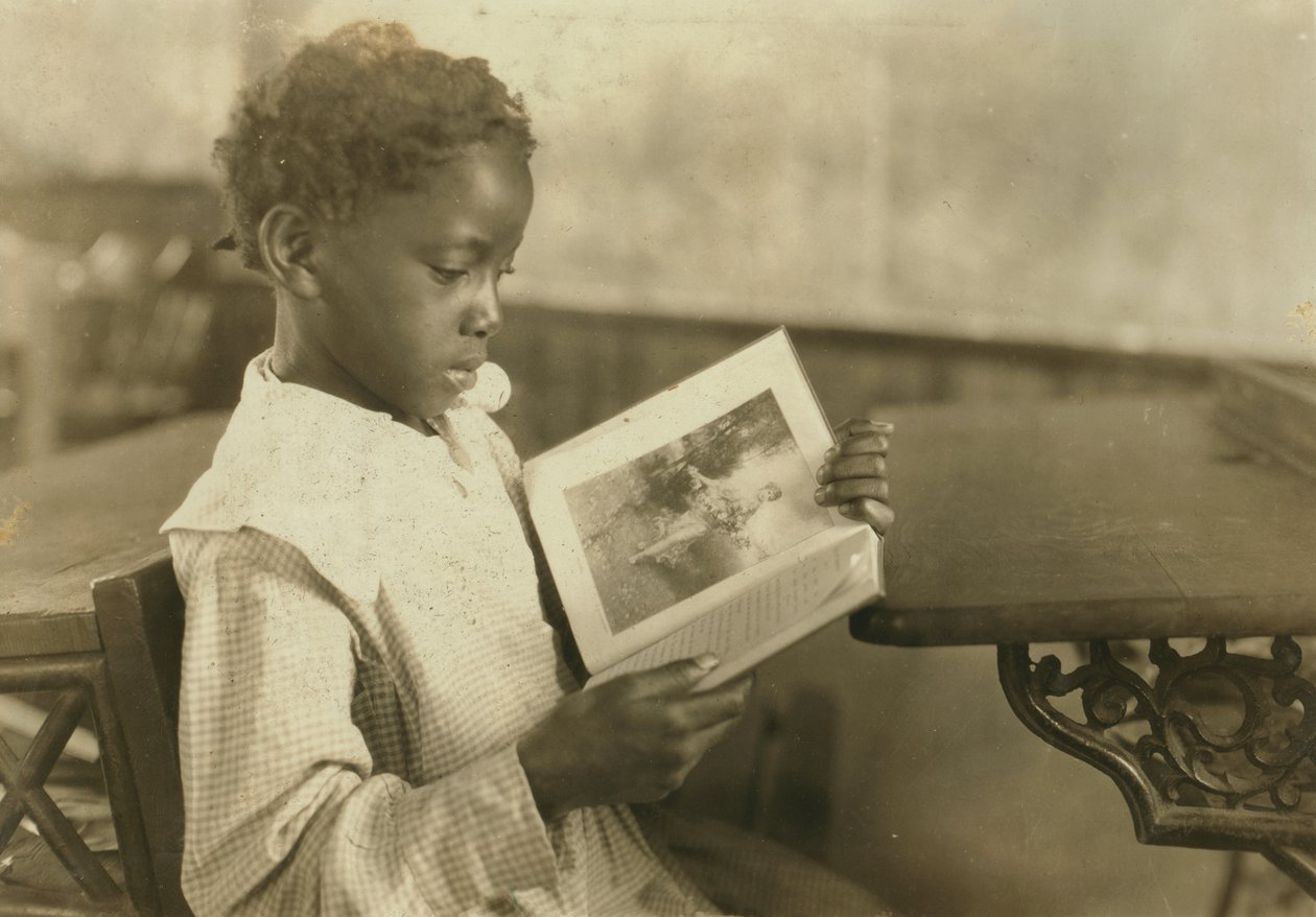 Young Girl Reading Book in Classroom, Pleasant Green School, Marlinton, Pocahontas County, West Virginia, USA, kolem roku 1921 od Lewis Wickes Hine