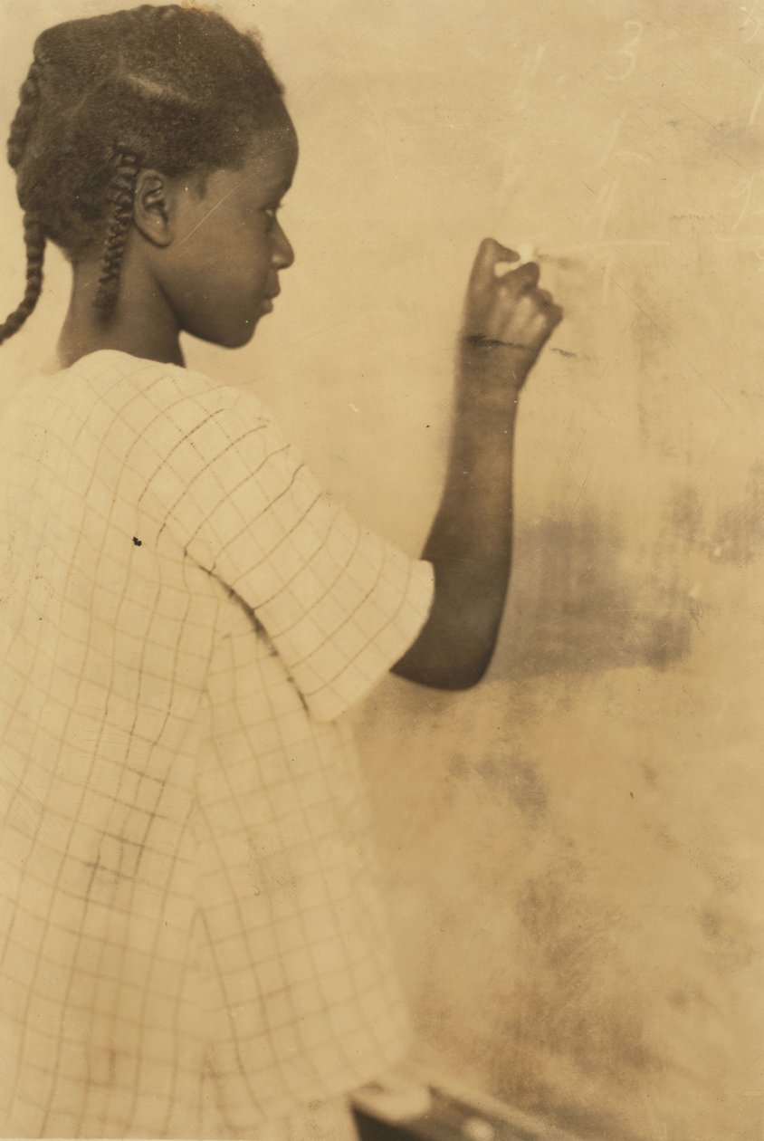 Mladá dívka, která píše na tabuli ve třídě, Pleasant Green School, Marlinton, Pocahontas County, West Virginia, USA c.1921 (sépiová fotografie) od Lewis Wickes Hine