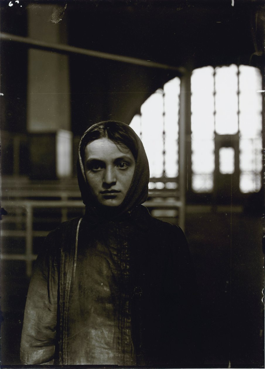 Mladá ruská Židovka, Ellis Island, 1905 od Lewis Wickes Hine