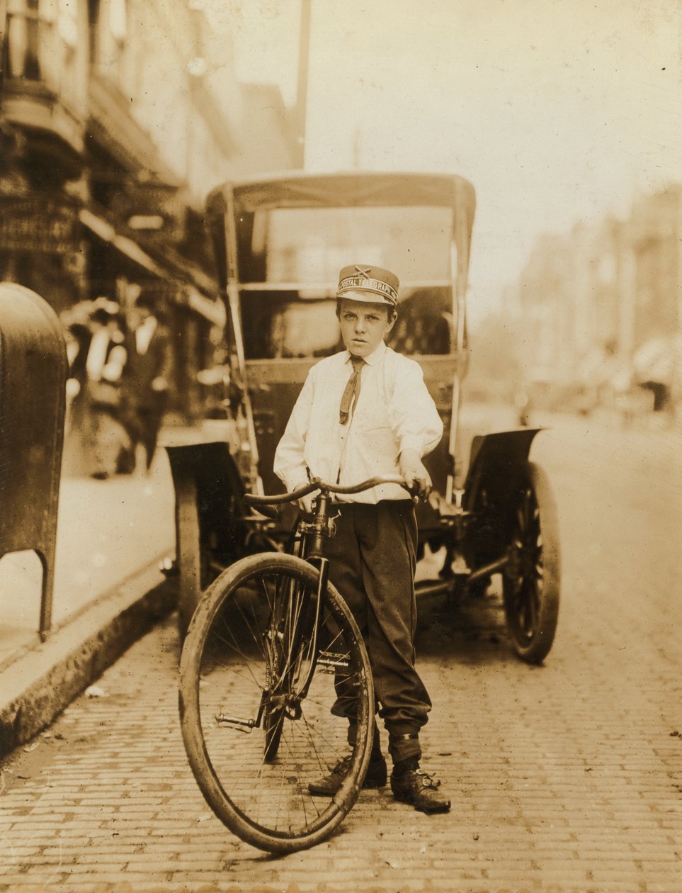 Mladý dospívající chlapec pracující jako poštovní telegrafní společnost Messenger, Wilmington, Delaware, USA, kolem roku 1910 od Lewis Wickes Hine