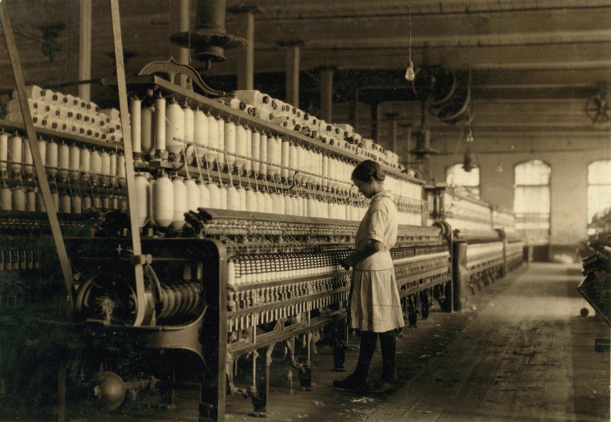 Mladá dospívající dívka pracující jako Spinner v Cotton Mill, West, Texas, USA, c. 1913 od Lewis Wickes Hine