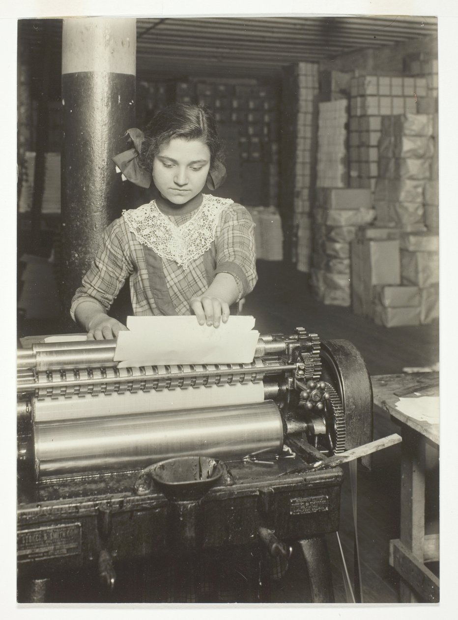 Mladý dělník v továrně na papírové krabice od Lewis Wickes Hine