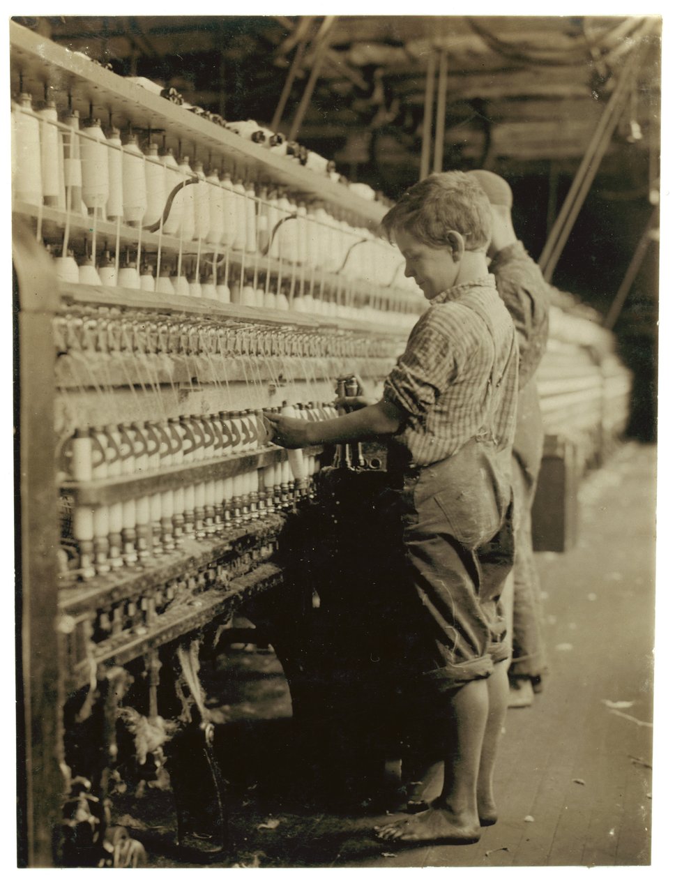 Mladí dofferové nahrazující plné cívky v North Pownal, Vermont, 1910 od Lewis Wickes Hine