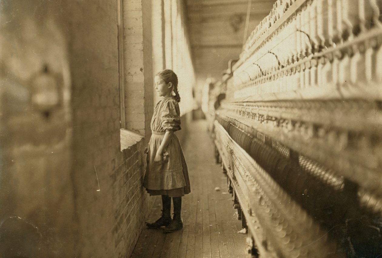 Mladá dívka pracující v mlýně, Lincolnton, Severní Karolína, USA, kolem roku 1908 (černobílá fotografie) od Lewis Wickes Hine