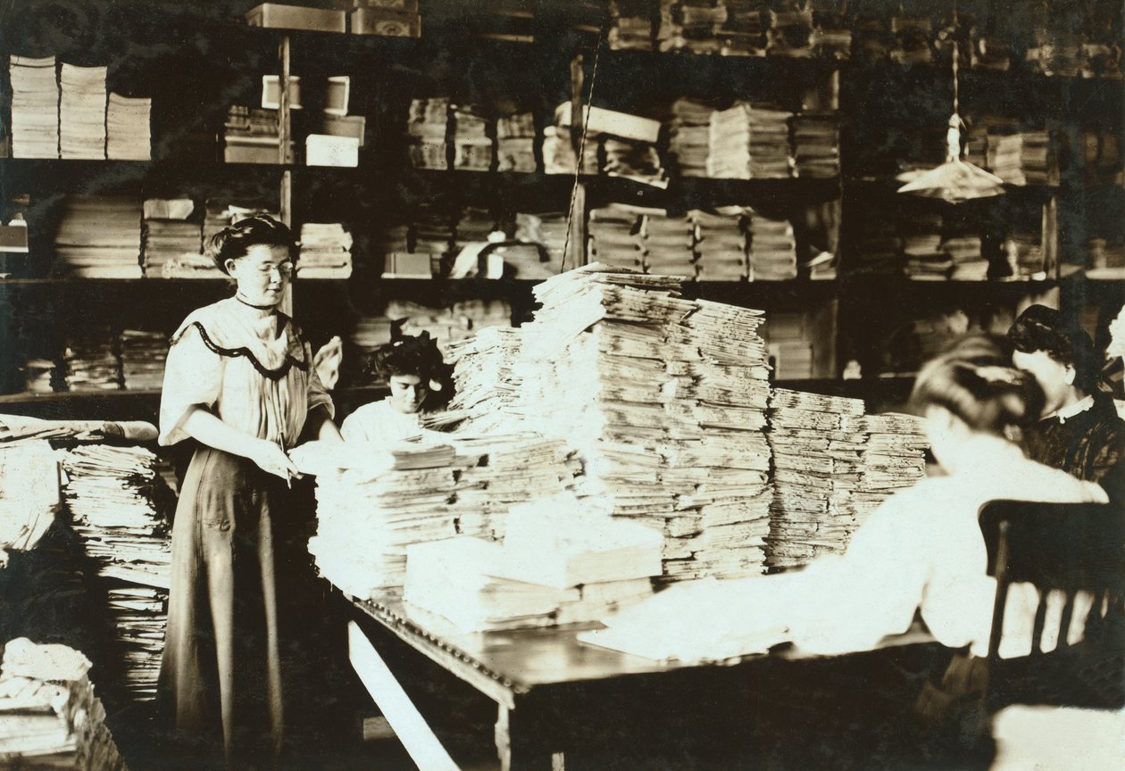 Mladé ženy třídící papíry ve skladu, kolem roku 1905 od Lewis Wickes Hine