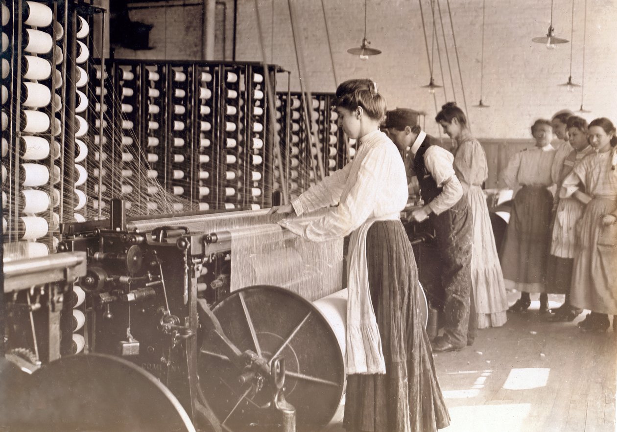 Mladé ženy pracující na spřádacím stroji v továrně na bavlnu, Jižní Karolína, 1908 od Lewis Wickes Hine