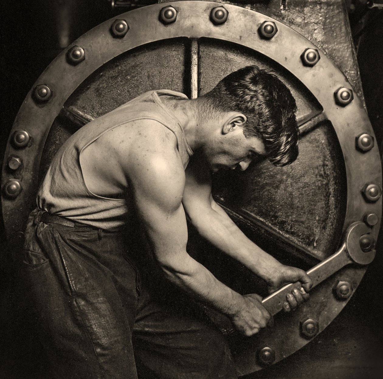 Detailní záběr mechanika elektrárny pracujícího na parním čerpadle c.1920 (foto) od Lewis Wickes Hine