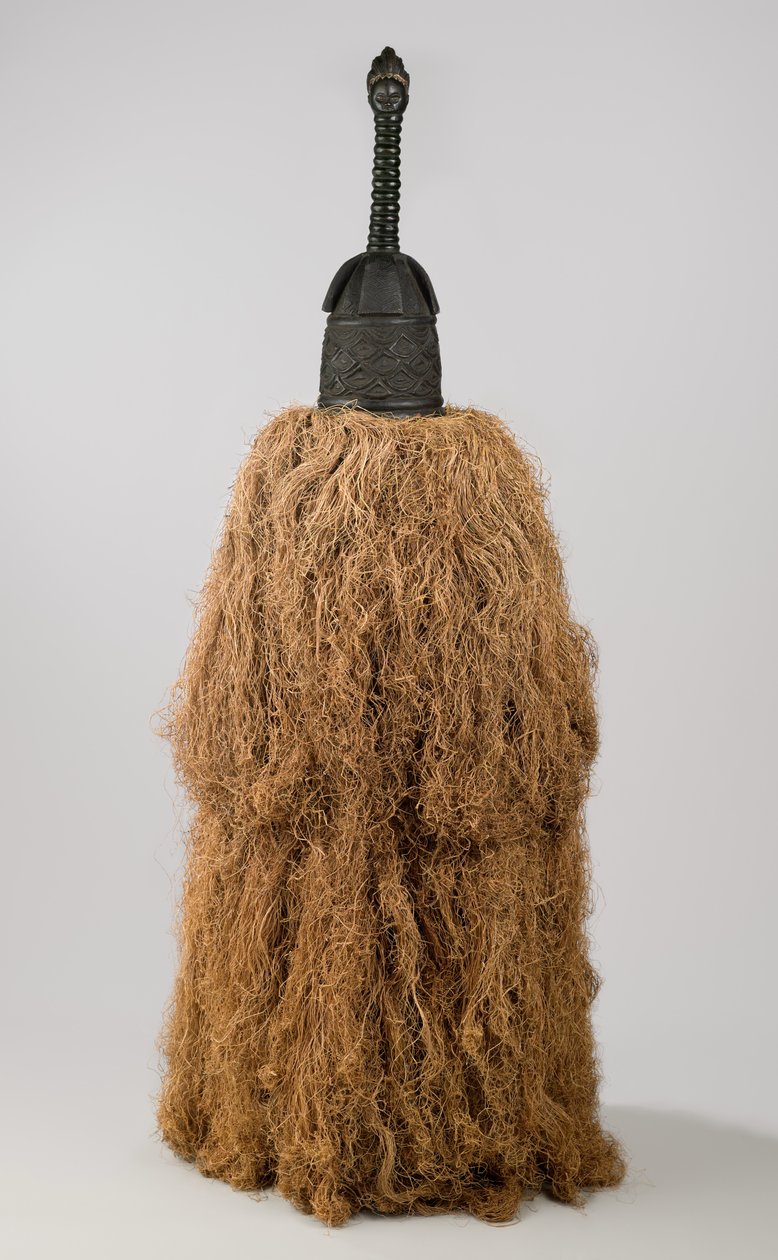 Maska přilby (Gbetu) s kostýmem Raffia, Gola, 20. století (dřevo, pigment, kov, rafie) od Liberian Liberian