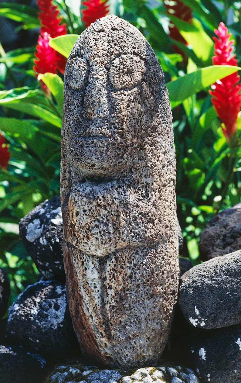 Antropomorfní socha Tiki, Papeete, Tahiti, Společenské ostrovy, Souostroví Návětrných ostrovů, Francouzská Polynésie (zámořské území Francouzské republiky) od Unbekannt Unbekannt