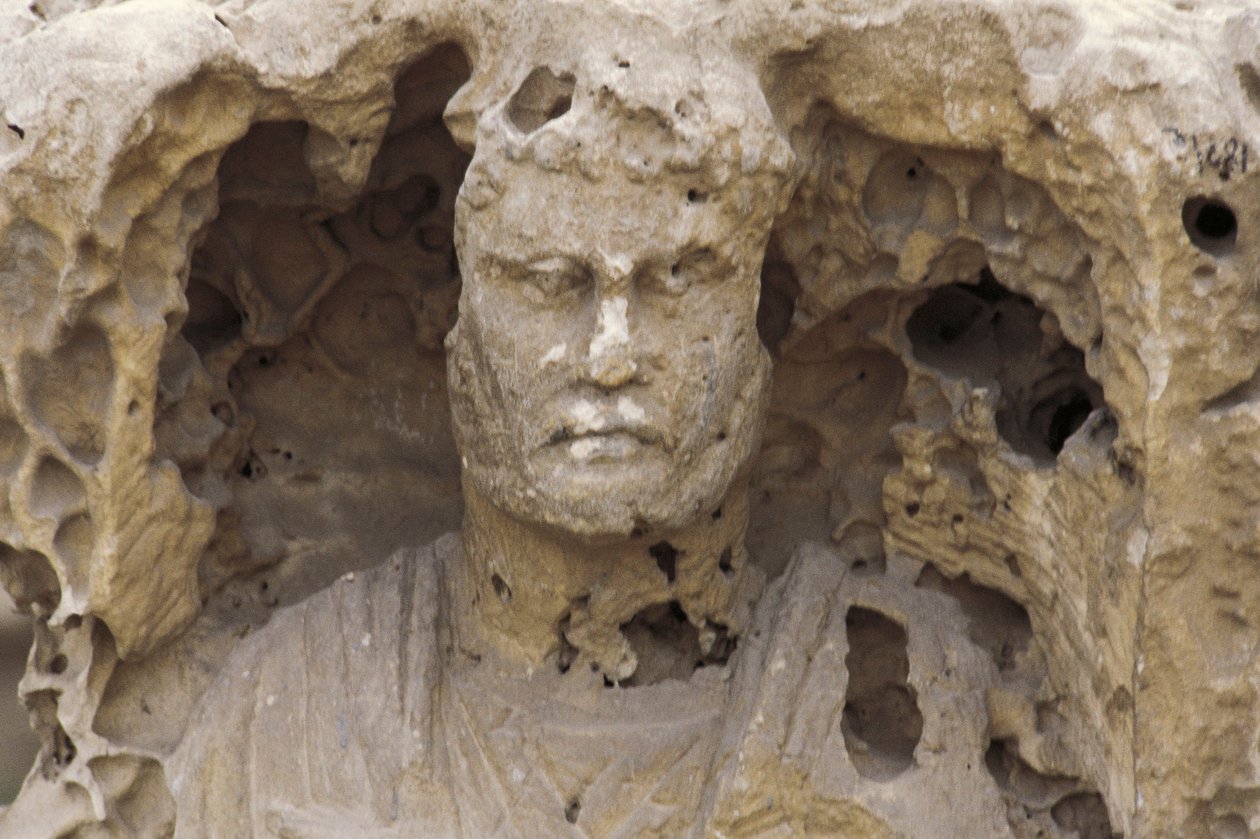 Egypt, Alexandrie, Katakomby Kom-esh-Shuqafa, interiér hypogea, detail sochy od Unbekannt Unbekannt
