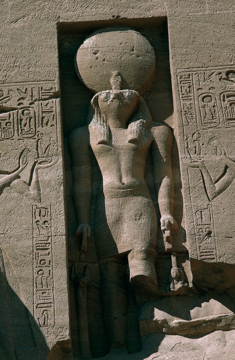 Egypt, Núbie, Abu Simbel, Velký chrám Ramsese II., fasáda, výklenek se sochou boha slunce Ra od Unbekannt Unbekannt