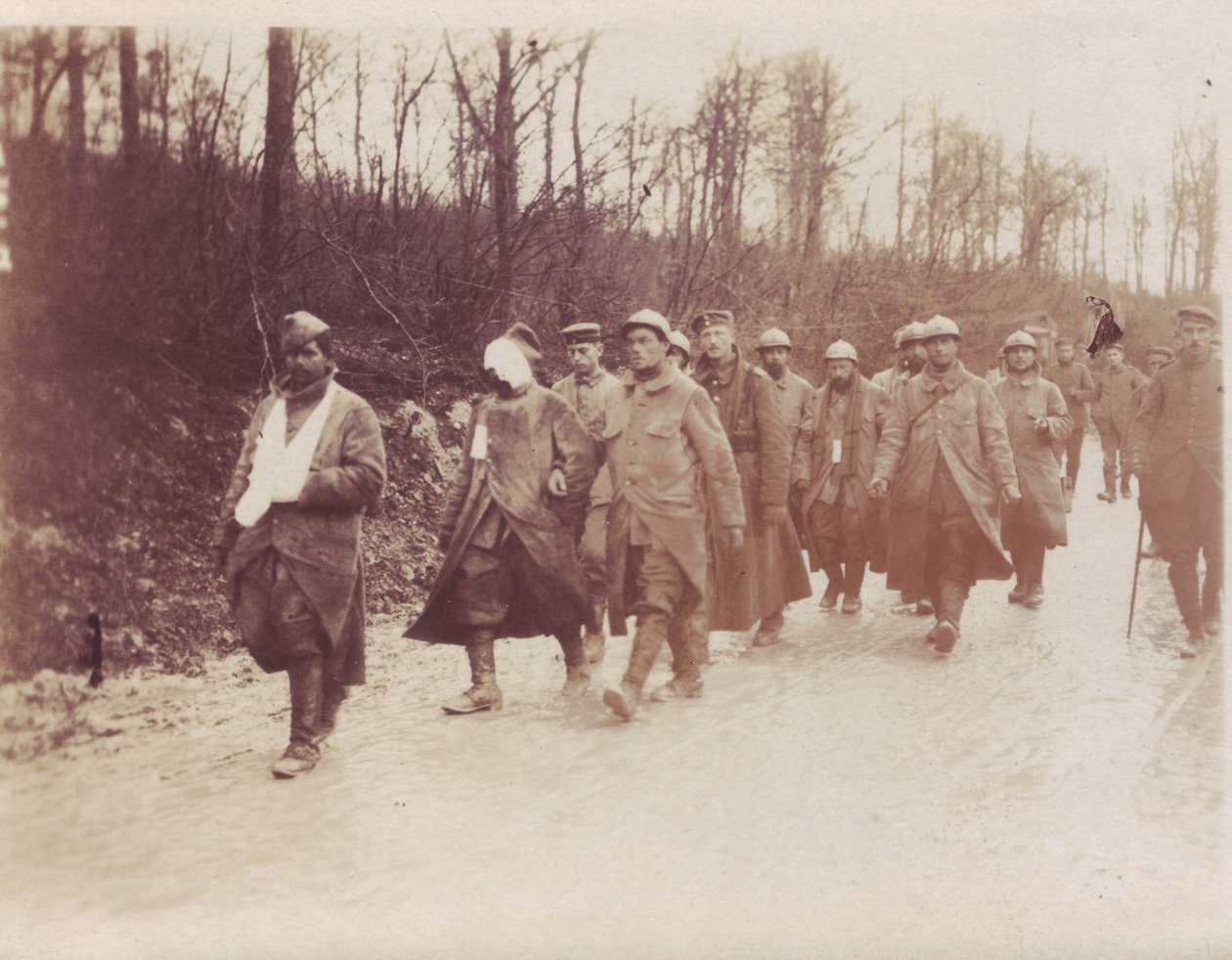 Únor 1917 - Verdun-Front francouzští zajatci zraněni eskortovali zpět německými vojáky od Unbekannt Unbekannt