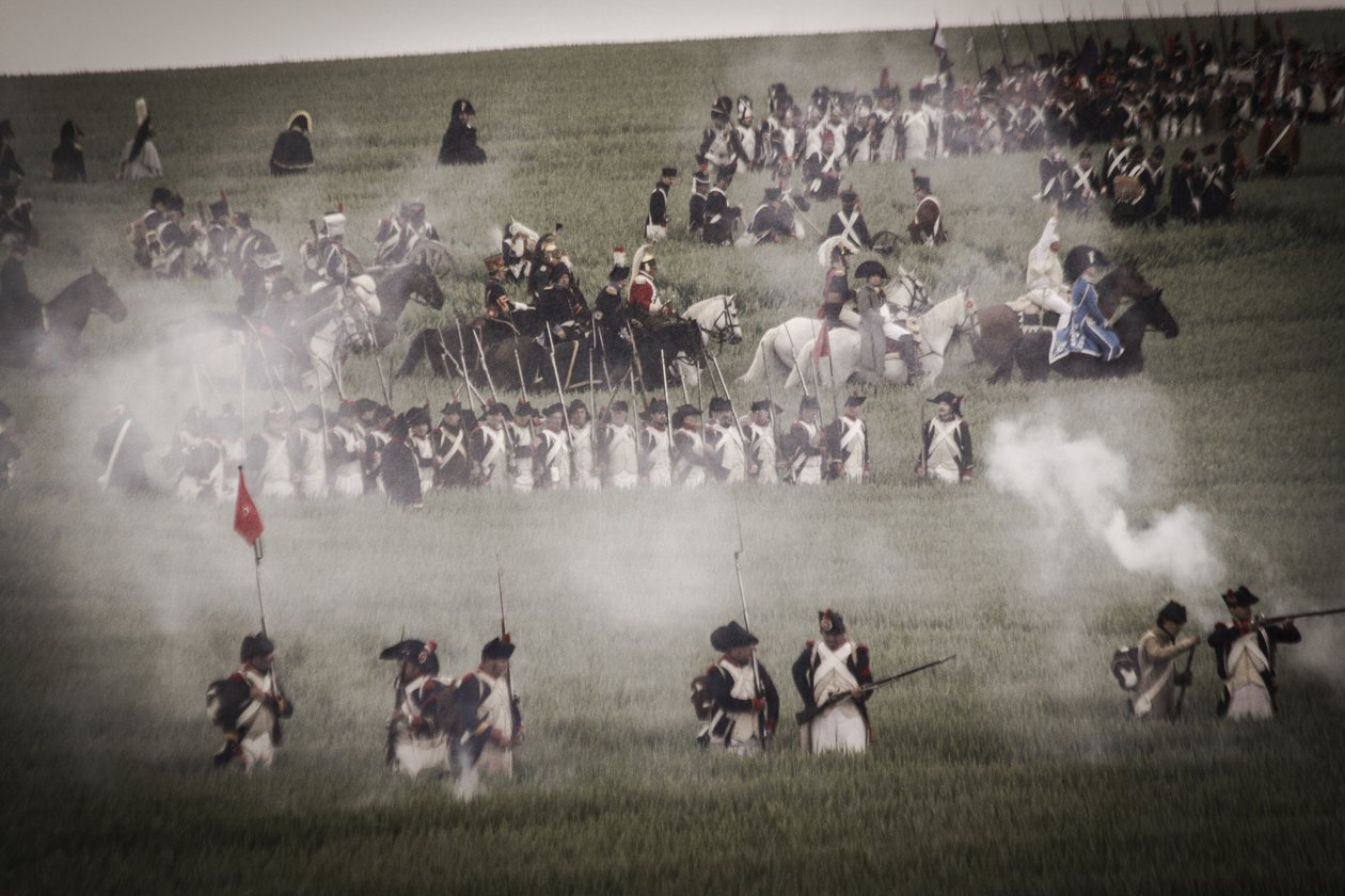 Historická rekonstrukce: pěchota, kyrysníci a důstojníci francouzské armády na bojišti, napoleonské války od Unbekannt Unbekannt