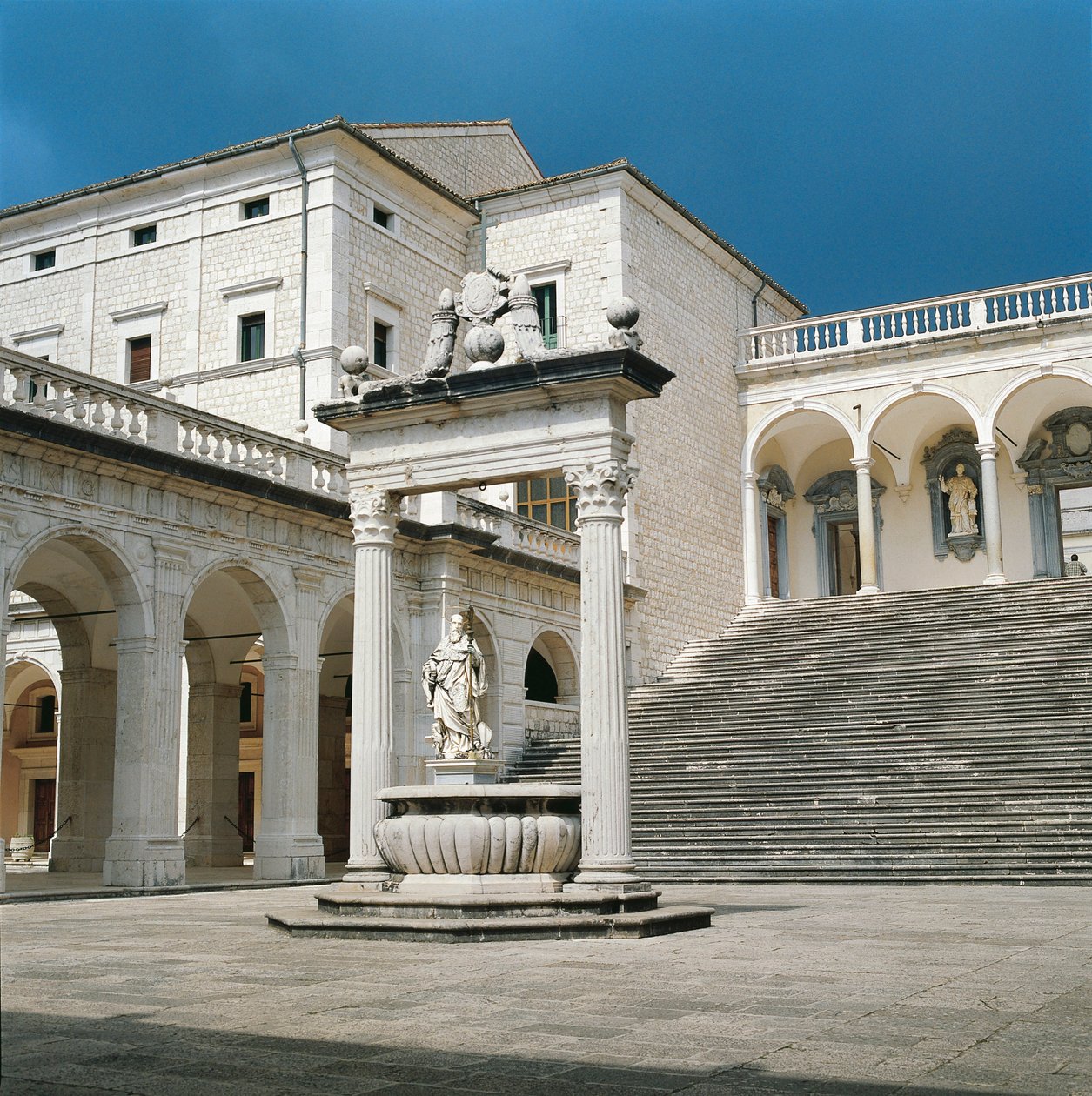 Itálie, region Lazio, provincie Frosinone, Cassino, opatství Monte Cassino, hlavní schodiště a studna od Unbekannt Unbekannt