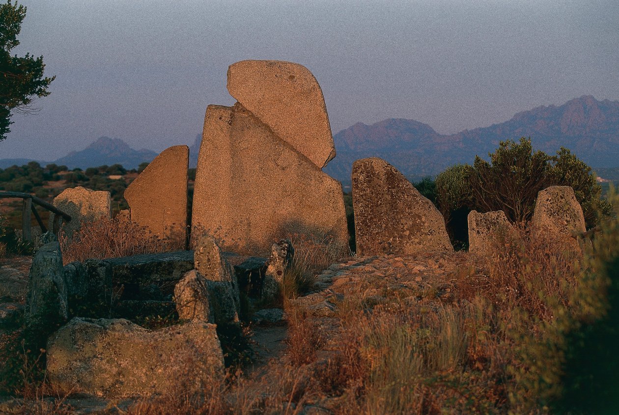 Itálie, Sardinie, Arzachena, provincie Olbia-Tempio, hrobka obrů Li Longhi, pohled zezadu od Unbekannt Unbekannt
