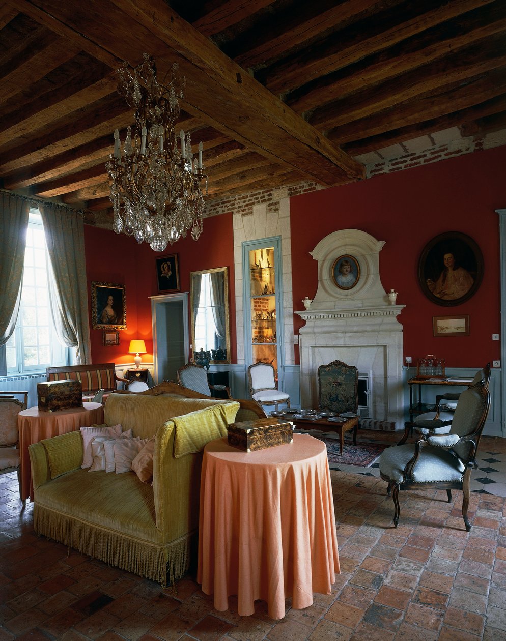 Obývací pokoj s trámovým stropem a nábytkem ve stylu Ludvíka XV. a Ludvíka XVI., Zámek Reaux, Chouze-sur-Loire, Indre-et-Loire, Francie (foto) od Unbekannt Unbekannt