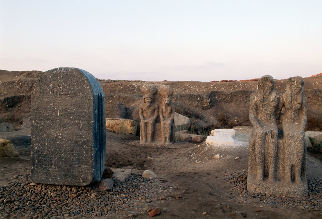 Sochy zobrazující dvě božstva, archeologické vykopávky v Buto (Tell el-Farain), Egypt, egyptská civilizace od Unbekannt Unbekannt