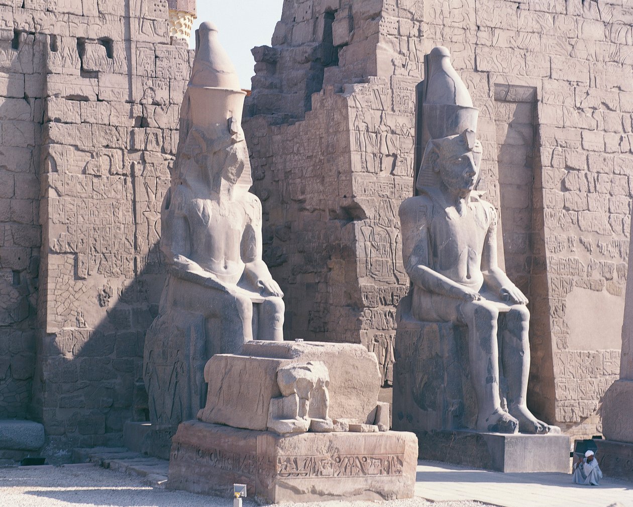 Chrám v Luxoru, pylon Ramsese II., dvě kolosální sochy krále od Unbekannt Unbekannt