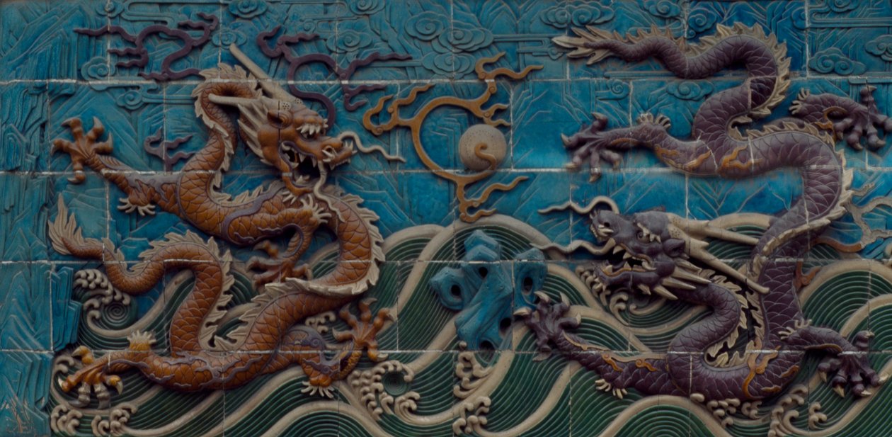Dva draci si hrají s planoucími perlami, polychromovaná glazovaná majolika, detail stěny devíti draků, park Beihai, Peking, Čína. Čínská civilizace od Unbekannt Unbekannt