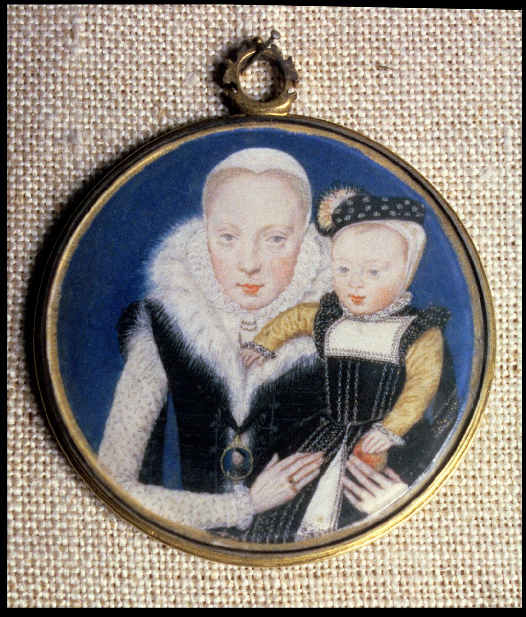 Portrétní miniatura lady Katherine Seymourové, rozené Grayové (asi 1538-68) hraběnky z Hertfordu, která drží svého malého syna a nosí miniaturu svého manžela, asi 1562 od Lievine Teerlink