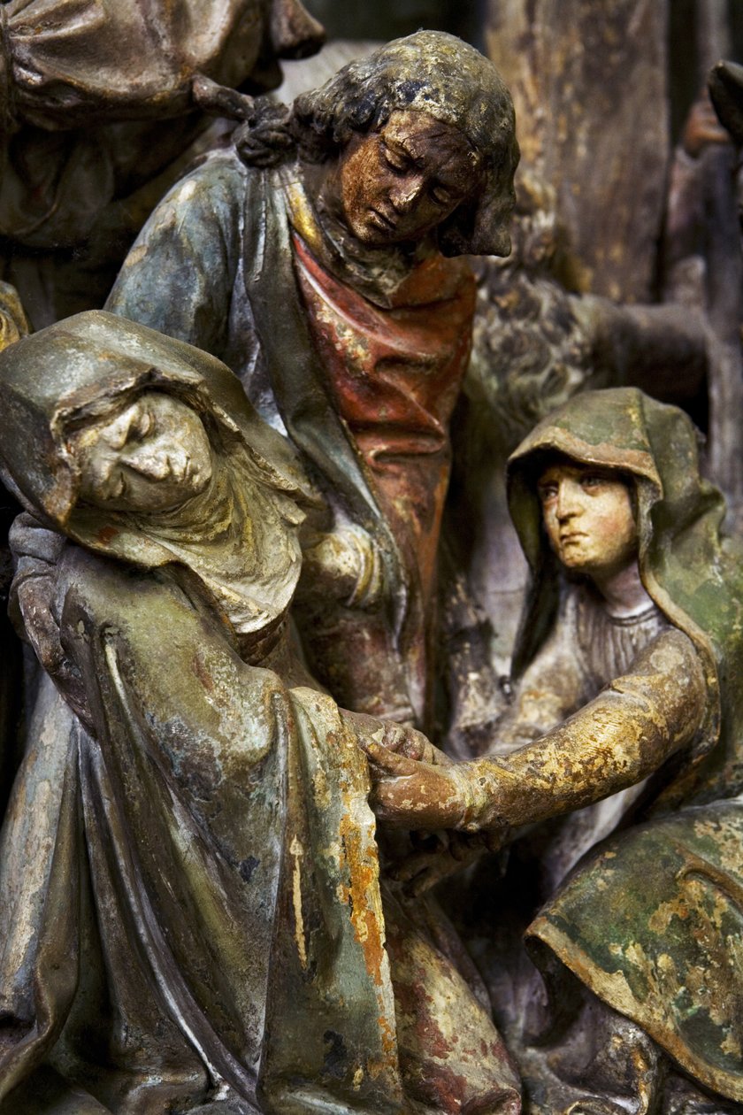 Oltářní obraz, středová deska, detail, mdloba Panny Marie (malovaný kámen) od Ligier Richier