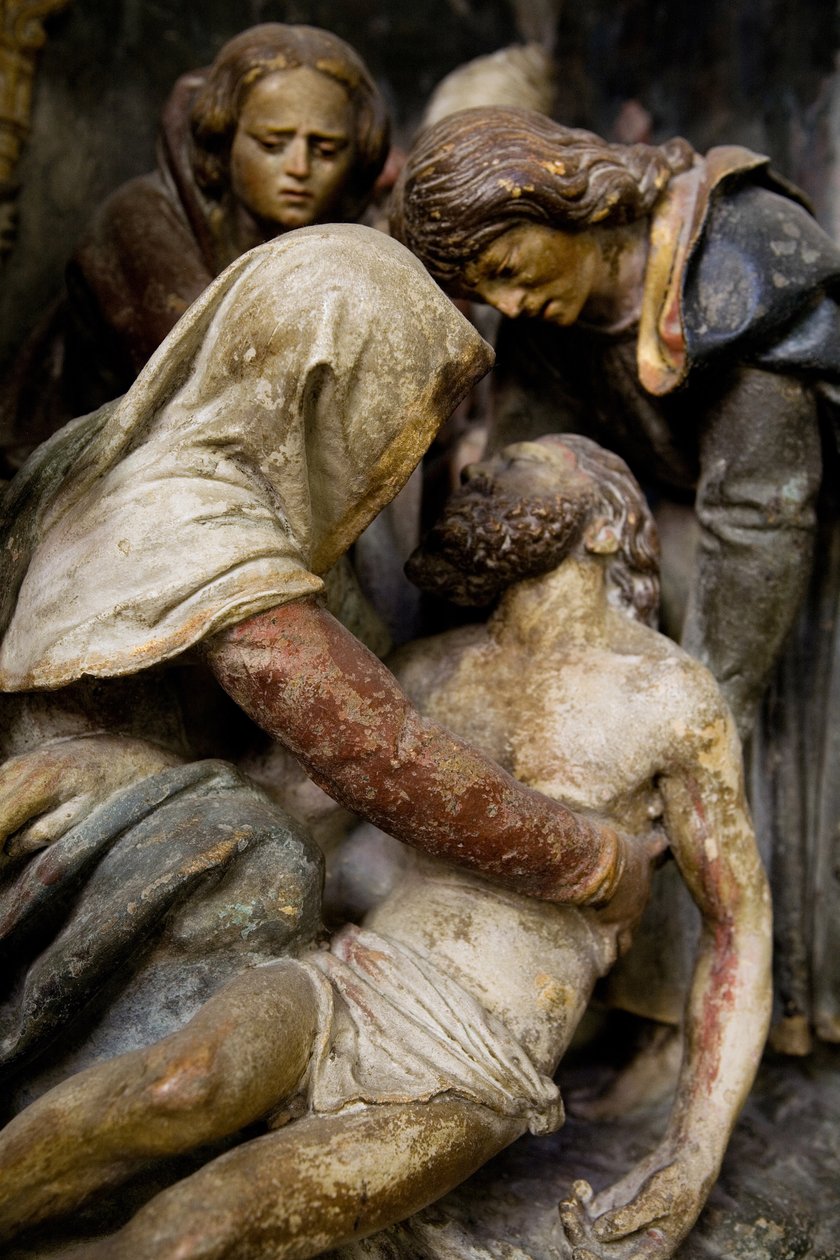 Oltářní díl, pravý panel, detail, Snesení z kříže (malovaný kámen) od Ligier Richier