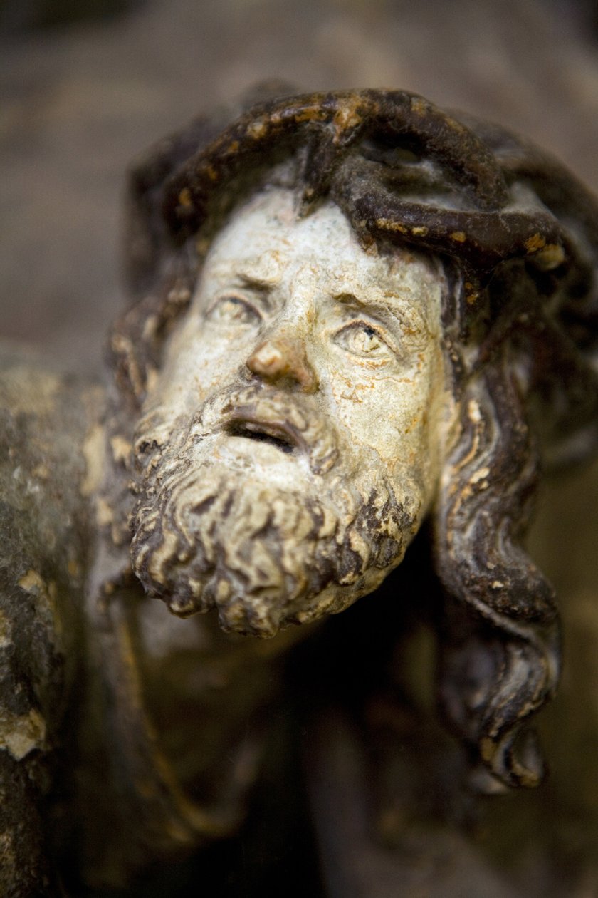Oltářní díl, levá deska, detail, Nesení kříže (malovaný kámen) od Ligier Richier