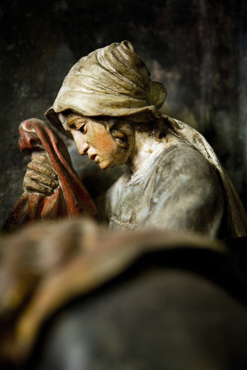 Oltářní díl, pravý panel, detail, Snesení z kříže (malovaný kámen) od Ligier Richier