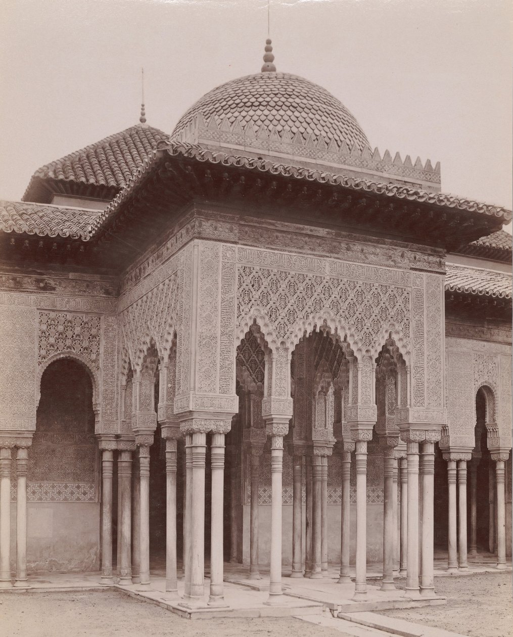 [Nádvoří lvů, Alhambra, Granada], 80.–90. léta 19. století. od Likely Sebastiano Tassinari.