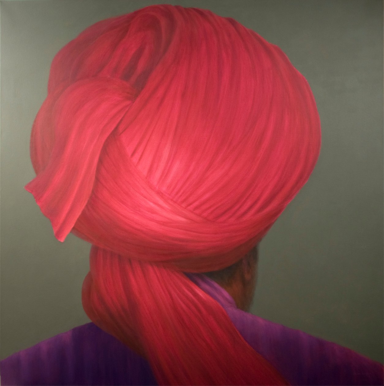 Červený turban, fialový kabát od Lincoln Seligman