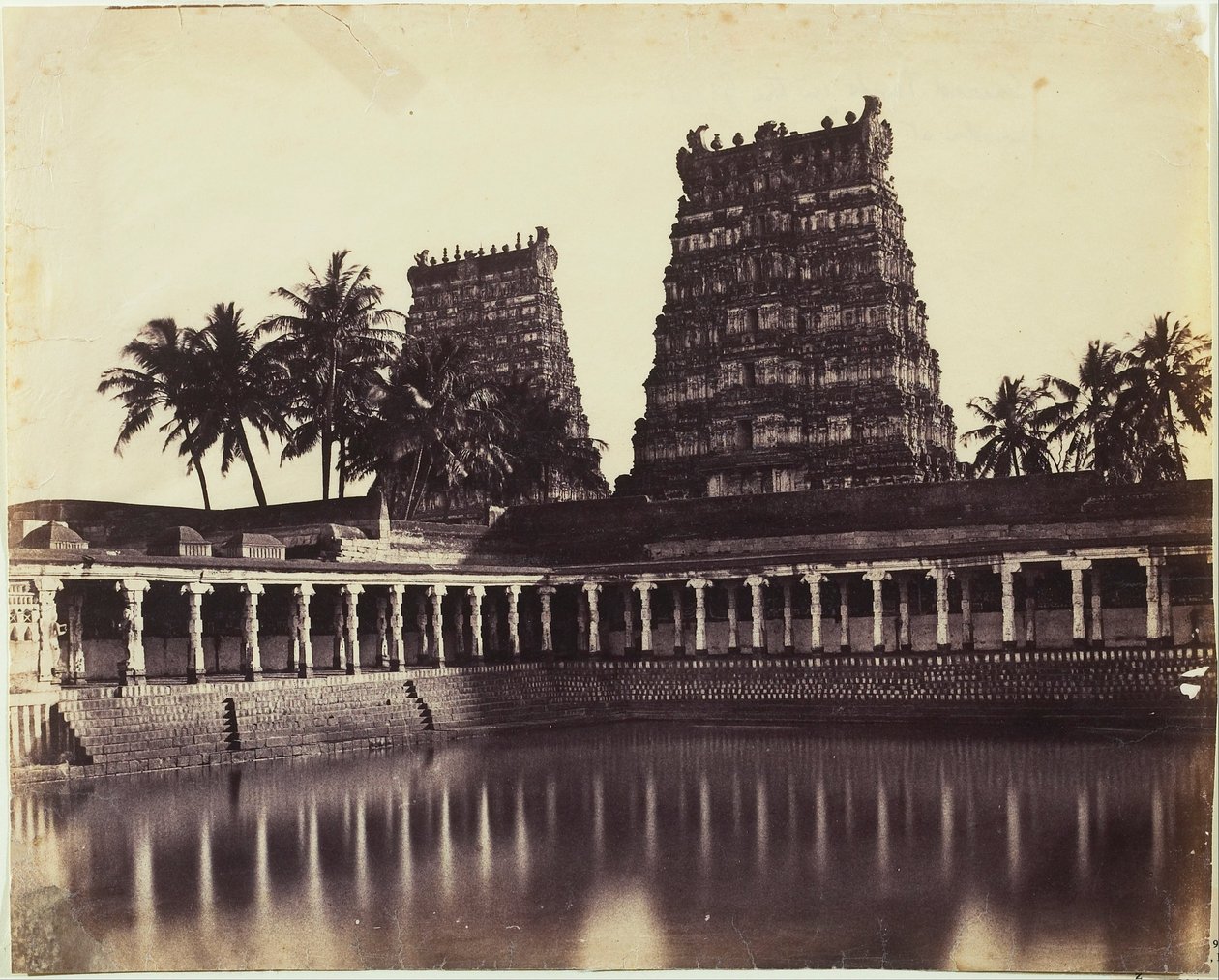 Madura. Velká pagoda, Mootoo Alaghur a East Gopurum z Tanku od Linnaeus Tripe