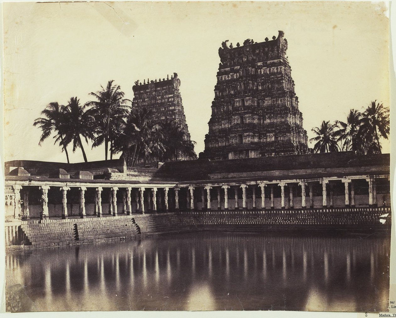 Madura. Velká pagoda, Mootoo Alaghur a East Gopurum z Tanku, 1858 (tisk alba z negativu z voskovaného papíru) od Linnaeus Tripe