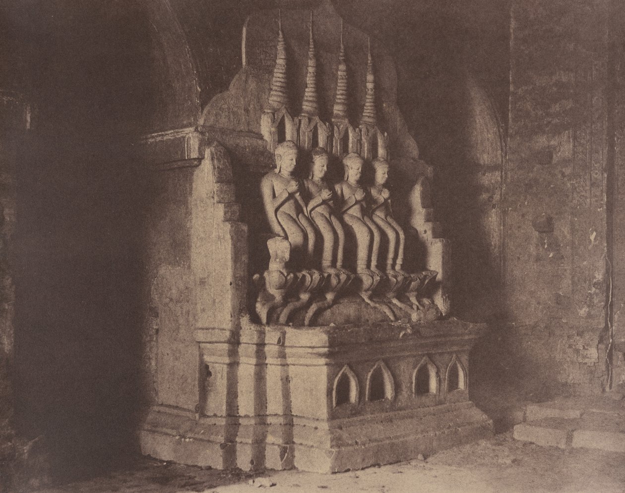 Č. 23. Pugahm Myo [Pagan]. Figury v pagodě Damayangyee [Dhamma-yan-gyi]. od Linnaeus Tripe