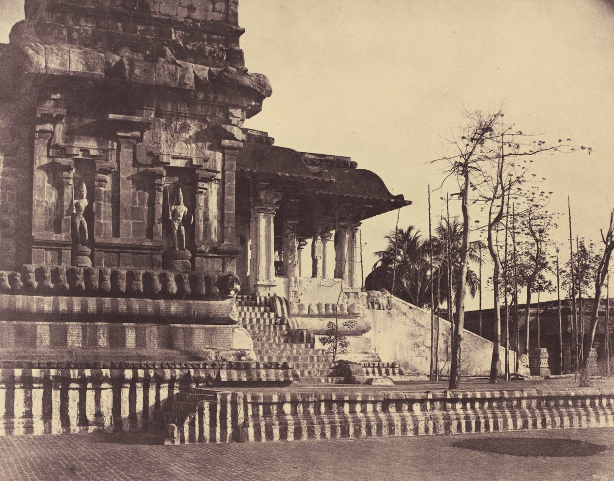 Tanjore: Velká pagoda, vchod směrem ven, březen-duben 1858 (foto) od Linnaeus Tripe