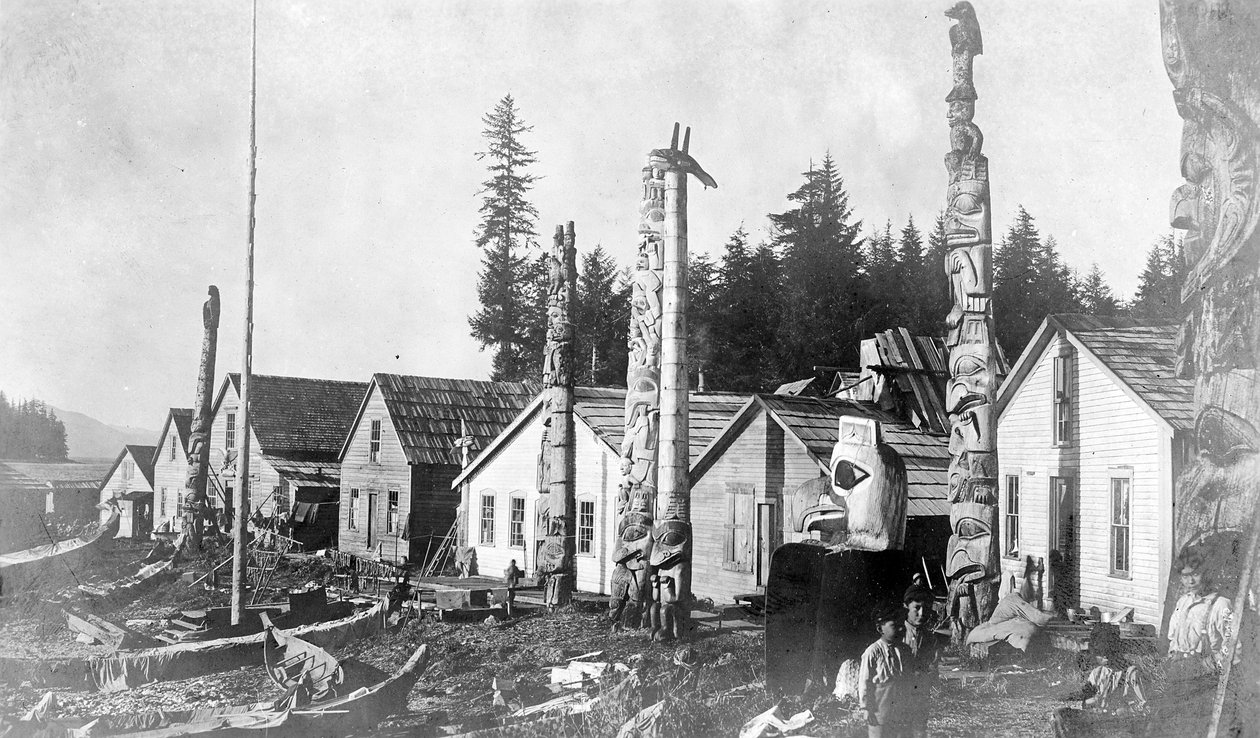 Indiánská vesnice v Howkan, Aljaška, 1896 od Lloyd Valentine and Pond, Edwin Percy Winter