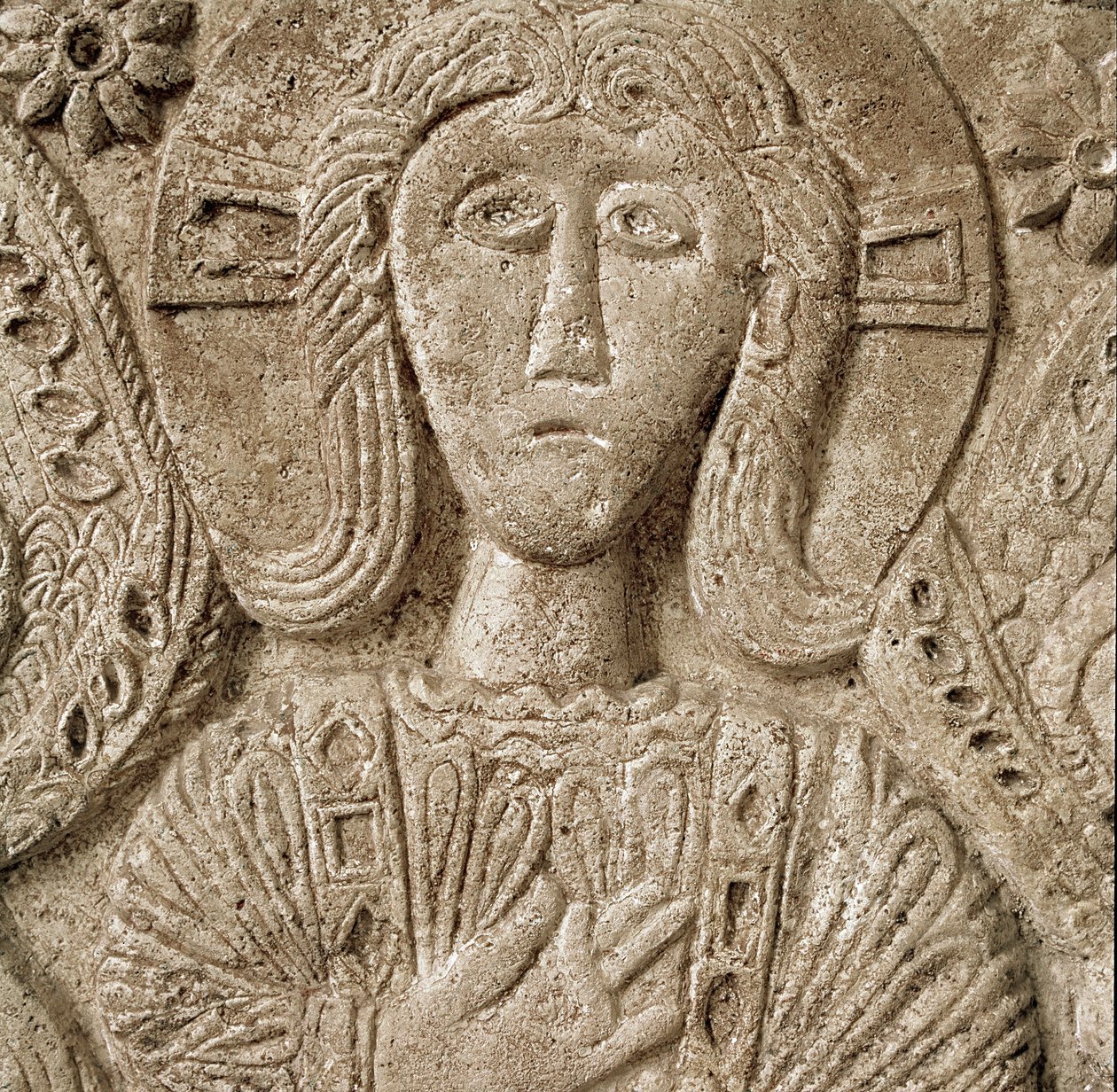 Archeologie středověku (středověk). Barbarské umění Lombardie: detail Krista, nízký reliéf oltáře vévody Rachise. Sochařství, lombardské umění, 737-744. Cividale del Friuli, muzeum Chretien, poklad katedrály od Lombard School