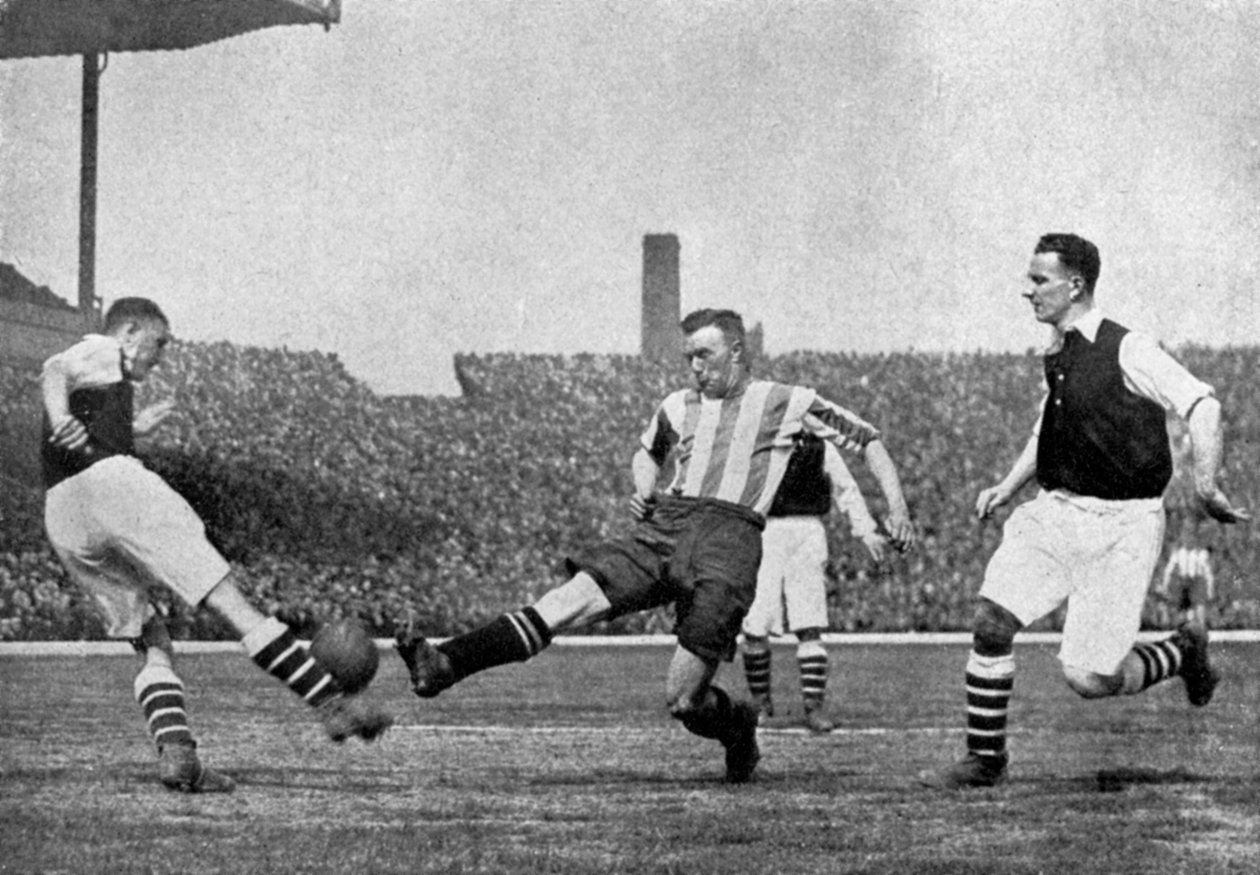 Akce z fotbalového zápasu Arsenal - Sheffield United, c1927-1937. od London News Agency