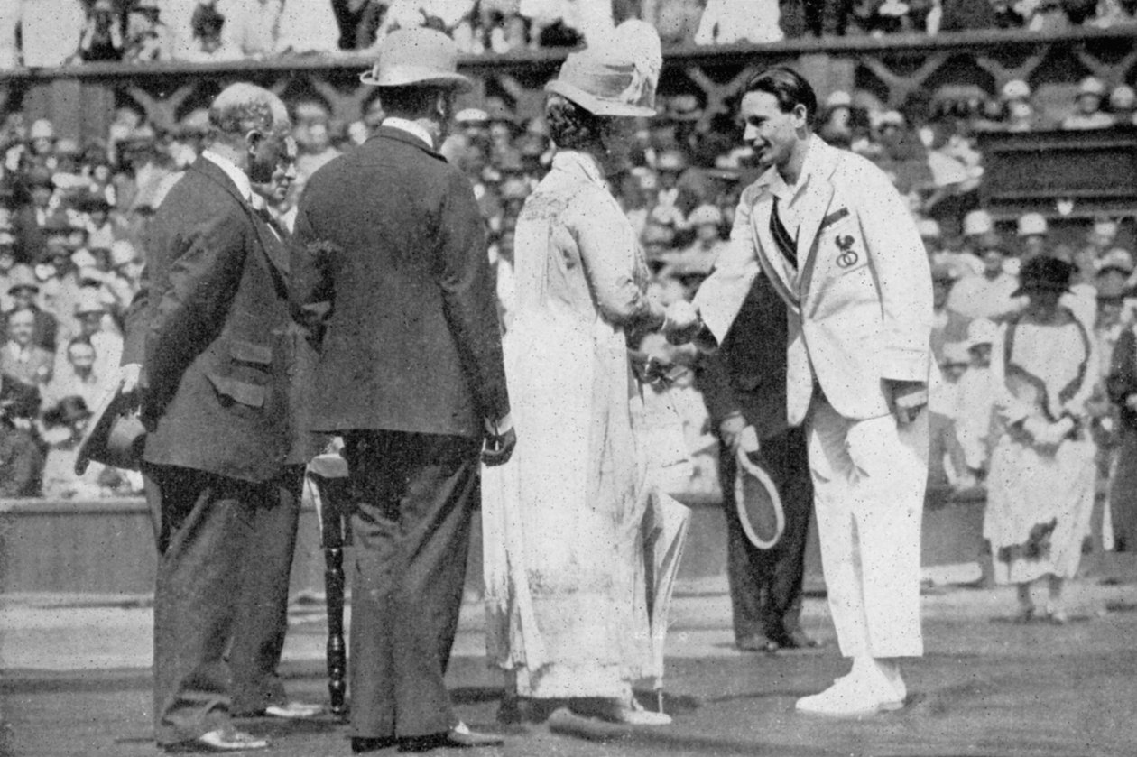 Jean Borotra přebírá medaili od Queen Mary na centrálním kurtu v roce 1926 od London News Agency