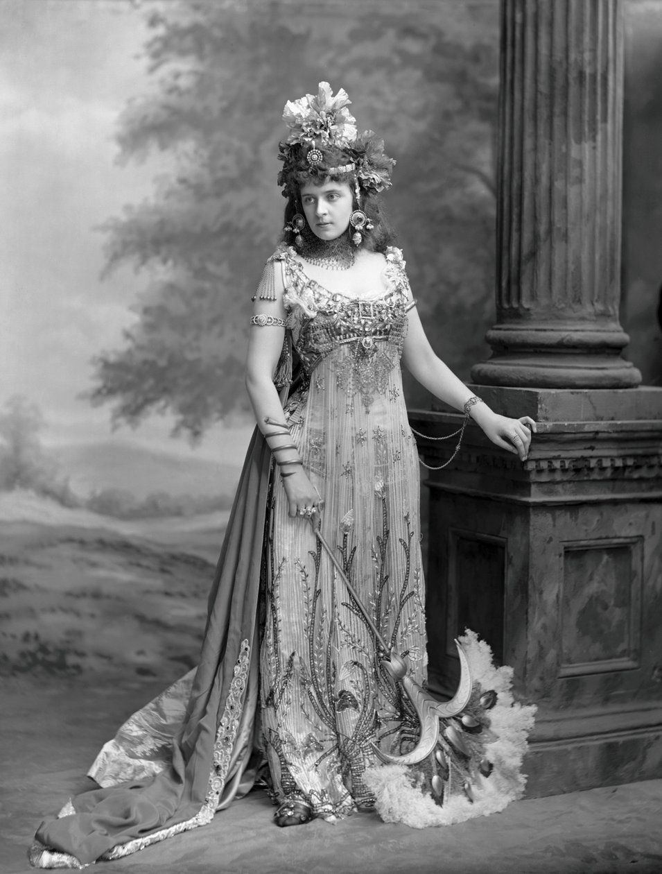 Paní Algernon Bourke 1870-1967, rozená Guendoline Irene Emily Sloane-Stanley..., 1897. od London . Photo studio Lafayette