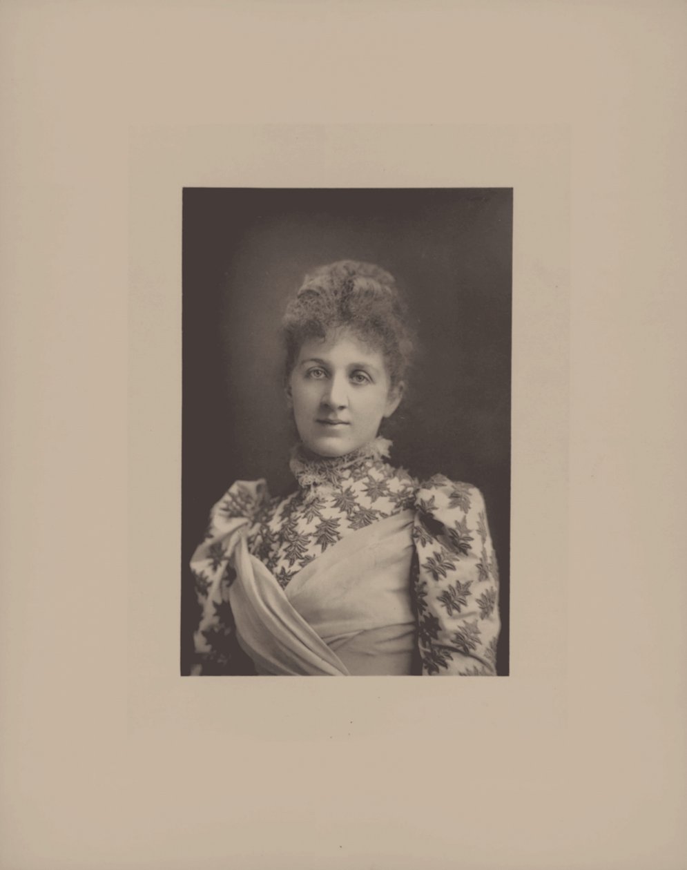 Portrét klavíristky a skladatelky Lizy Lehmannové 1862-1918. od London . Photo studio W. and
