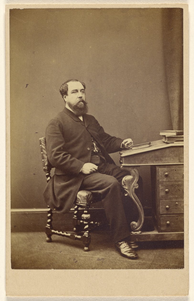 [Neznámý vousatý muž sedící u psacího stolu, ze 3/4 profilu] od London Stereoscopic and Photographic Company