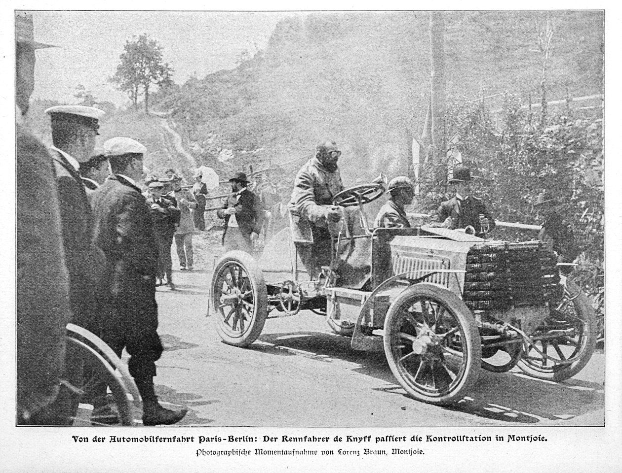 Obrázek automobilové cesty Paříž-Berlín. Závodní jezdec de Knyff prochází řídícím stanovištěm v Montjoie od Lorenz Braun